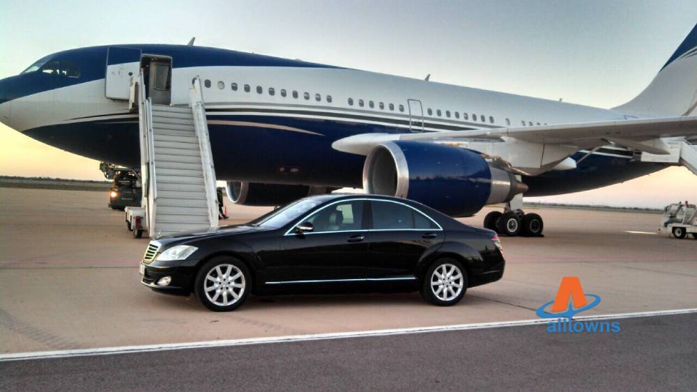 Sedan, Limo, or Mini Coach? Choosing the Right Vehicle for Your LGA Transfer