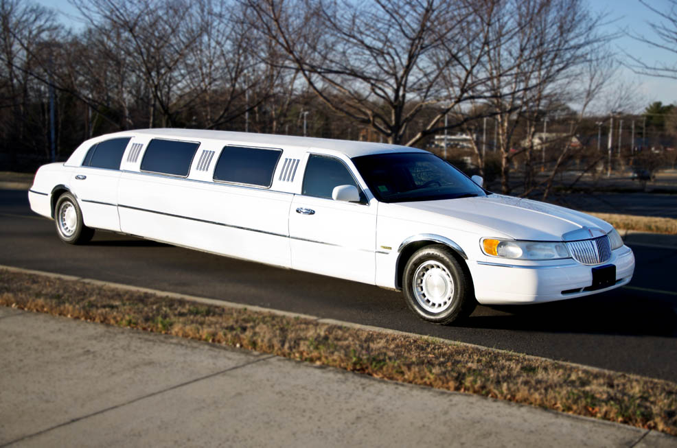 Lincoln Stretch Limo (white) - All Towns Limo